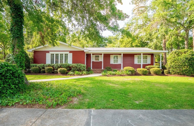 Walk to Downtown Hahira: Shops, Restaurants & Bars from Cozy 3-Bedroom Home