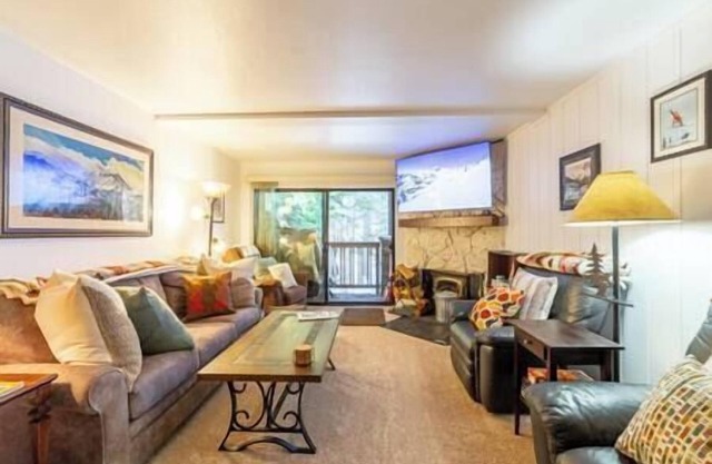 Walk to Eagle Lift! Garage parking! Full amenity condo! Shuttle stop!