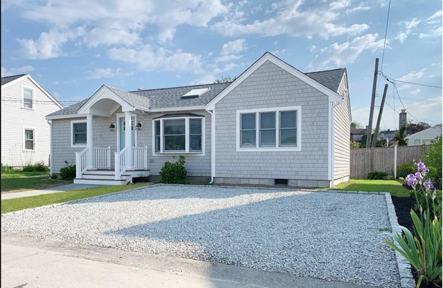 Walk to Easton's Beach - Newly renovated 2 bedroom and 2 bath cottage.