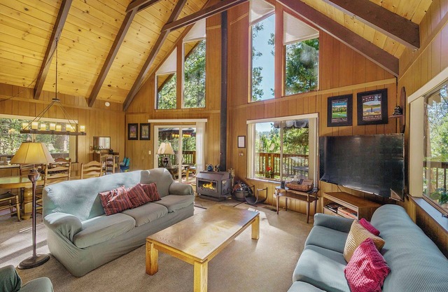 Walk to Fly-In Lake: Blue Lake Springs Cabin!