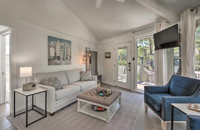 Walk to Harbour Town Airy Treehouse with Bikes