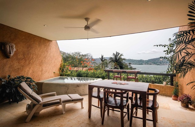 WALK to La Ropa Beach - Luxury 2 bed 2 bath at Armadillo