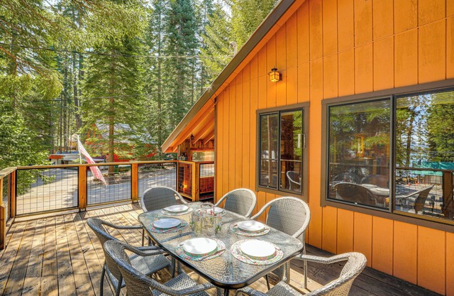 Walk to Lake Almanor: Prattville Cabin w/2 Decks!