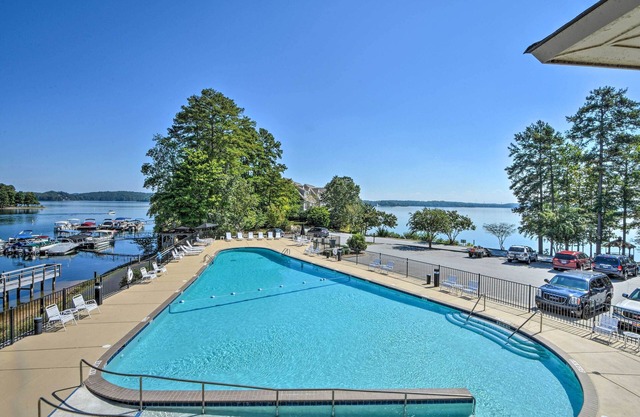 Walk to Lake Keowee: Salem Townhome w/Deck