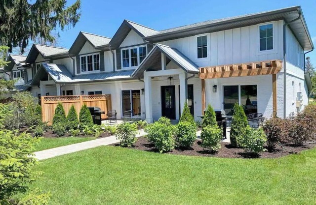 Walk to lake, restaurants and more!