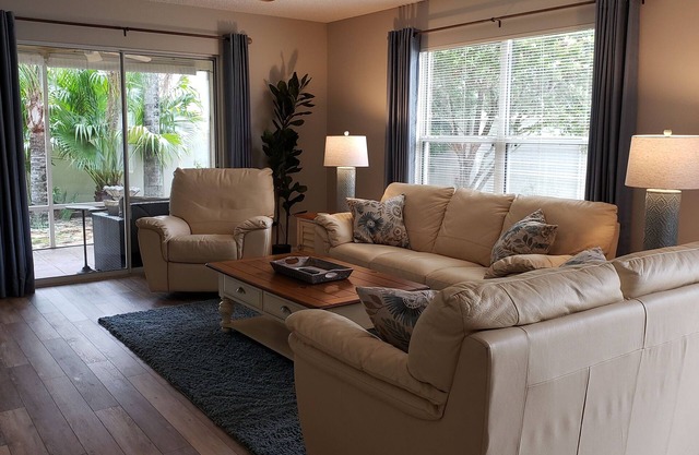 Walk to Lake Sumter Landing! Golf cart included!