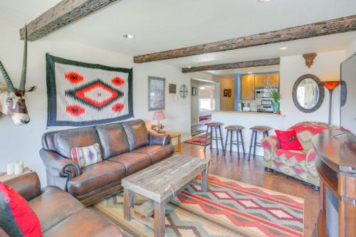 Walk to Main St! Ennis Townhome with Balcony