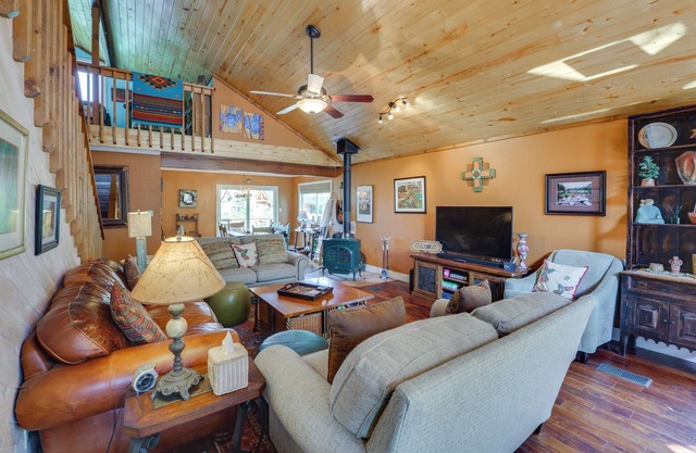 Walk to Main St: 'Mountain Creek Home' w/GAMEROOM