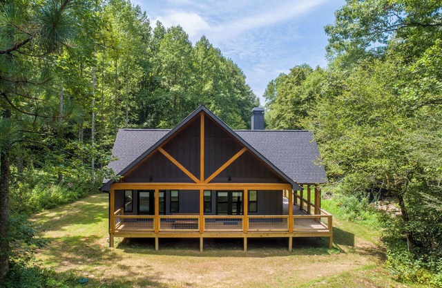 Walk to Nantahala Forest: Mtn-view Creekside Haven