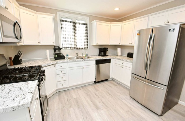 Walk to Notre Dame! 3 bedroom 1.5 bath home (717)