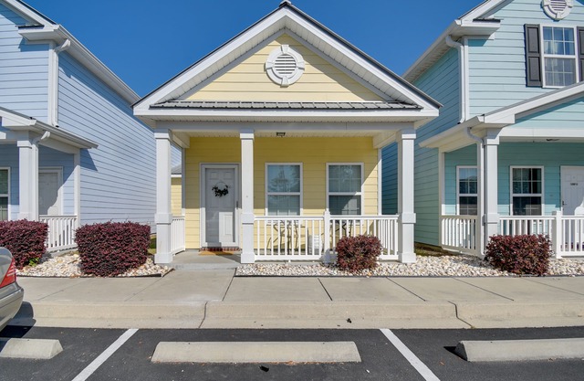 Walk to Ocean: Myrtle Beach Home w/Pool Access