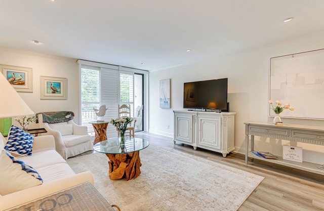 Walk to Pier & Golf: Heart of Harbour Town Condo