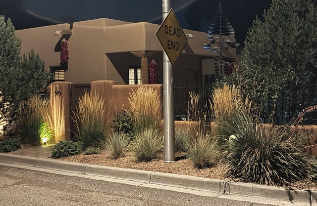 Walk to Plaza and Canyon Road in casita of your own!