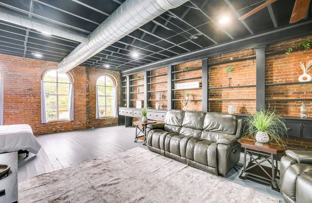 Walk to River + Shops: Downtown Hannibal Loft