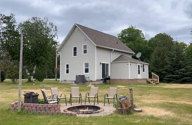 Walk to Sand Bay - Room to park boat! - Quiet Country Setting - 3 Bedrooms