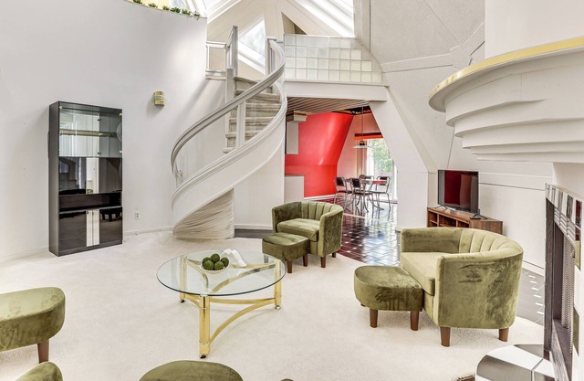 Walk to School House Winery: Home w/Deck!