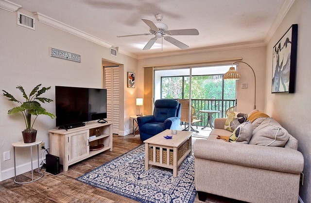 Walk to Siesta Beach! Dog Friendly, Heated Pool, Private Lanai.