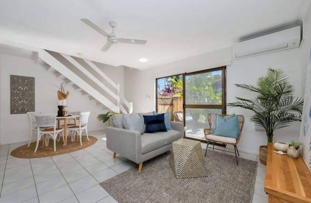 Walk to Strand sleeps 4 - 2 Bedroom 1.5 Bathroom -