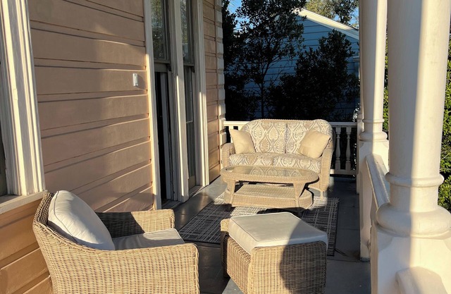 Walk to streetcar, spacious Super Bowl haven with resort style garden