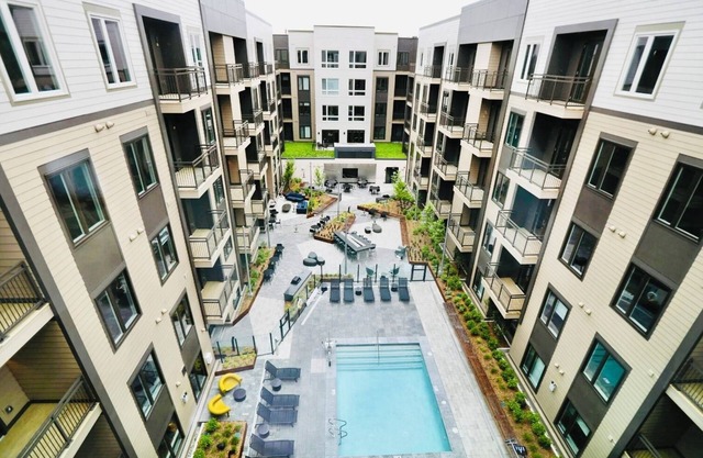 Walk to the Bay! Ships, Dining & Cambridge Minutes Away (KING BED,POOL)