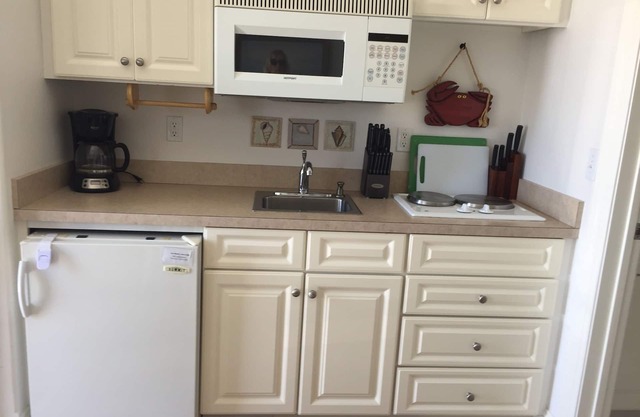 Walk to the beach, boardwalk and shopping! Pool on site, great location!