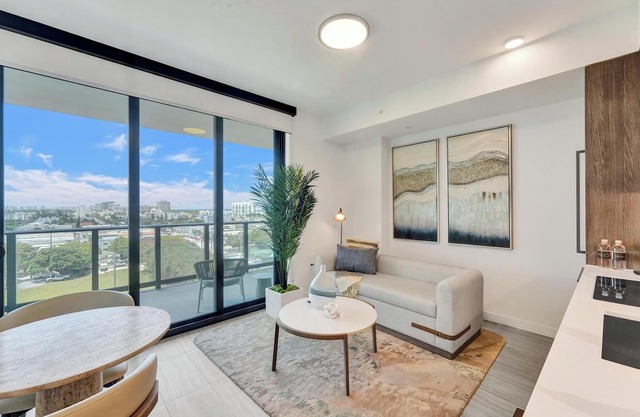 Walk to the Beach – Lux Condo W Rooftop Pool