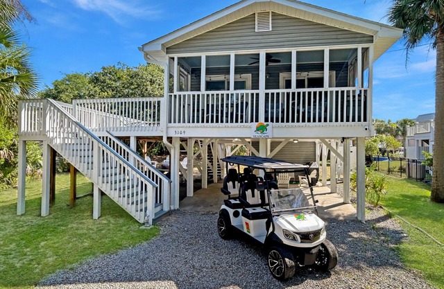 Walk to the Beach! Firepit, games, pets welcome, bring your boat!