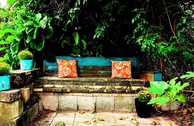 Walk to the beach or Explore the Nation's Oldest City- 2 BR villa with hot tub