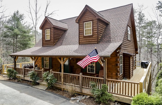 Walk to the Broad River or Mirror Lake! Hot tub and wrap-around deck! WIFI!
