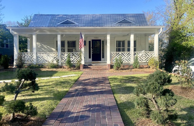 Walk to the Square and the Grove! Charming cottage in the heart of Oxford.