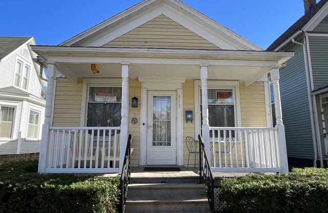 Walk to town & Silver Beach, All fall available.