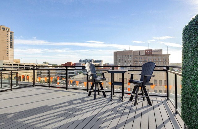 Walk to UNL Campus: Dtwn Lincoln Loft Apt!