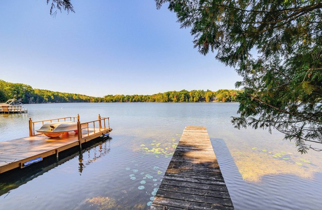 Walk to Water: Lake House in Suring!