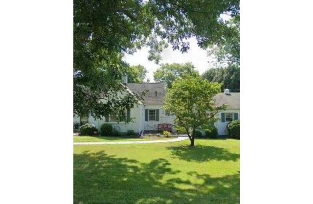 Walk to WKU from this charming one-bedroom bungalow