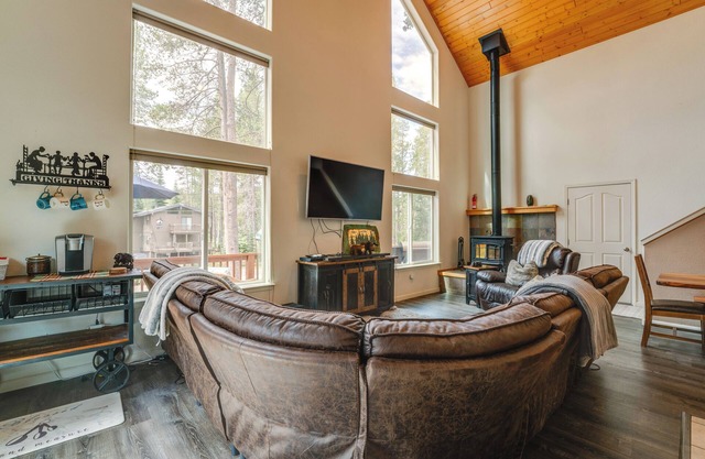 Walk to Yuba River & Beach: Pet-Friendly Cabin