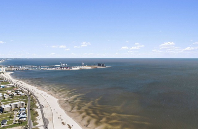 Walk2Beach-Playground-Short drive 2JonesPark-Aquarium-Coliseum-Family Fun.