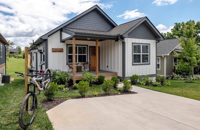 Walkable Downtown 5BR - Hot Tub and Resort Access