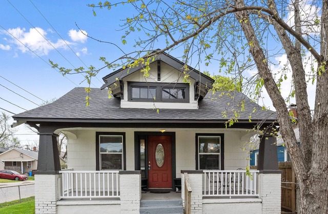 Walkable Pet Friendly North KC Bungalow!