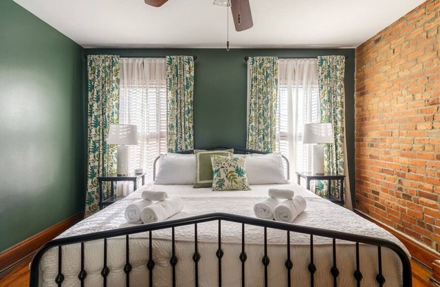 Walkable to Cafes | Fenced in Patio | King Bed