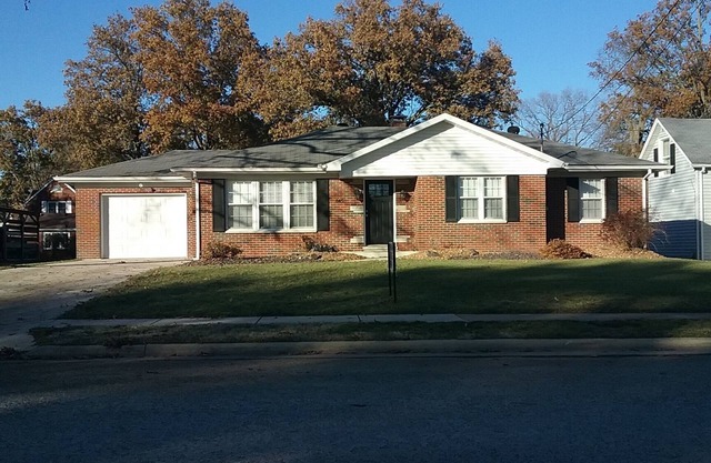 Walking distance to Breese Legion and Main st