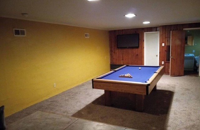 Walking Distance To Elvis Presley Mansion !