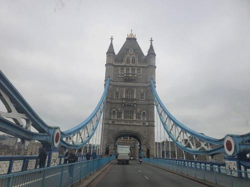 WALKING TO TOWER BRIDGE