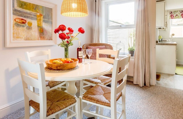 Walnut Cottage - sleeps 3 guests in 2 bedrooms