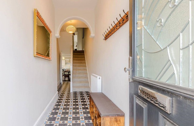 Walpole FRONT House: sleeps 13 people in 5 bedrooms