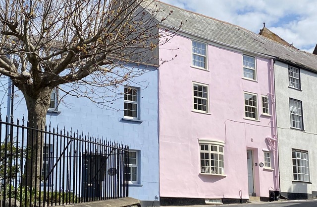 WALTHAM HOUSE, pet friendly, country holiday cottage in Lyme Regis