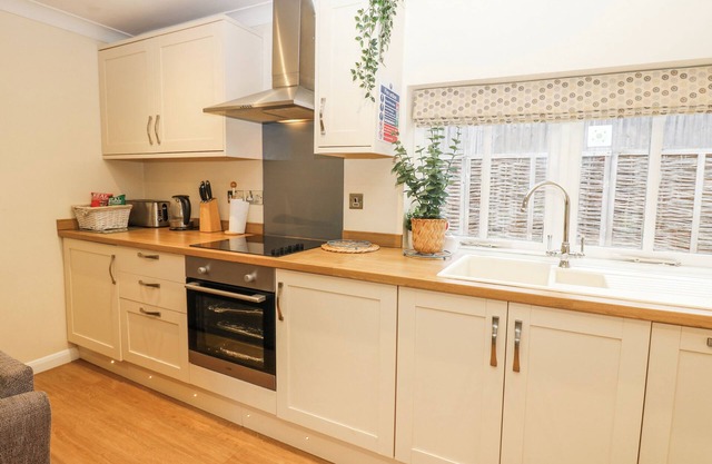 WALWORTH CASTLE HOLIDAY COTTAGE, pet friendly in Darlington