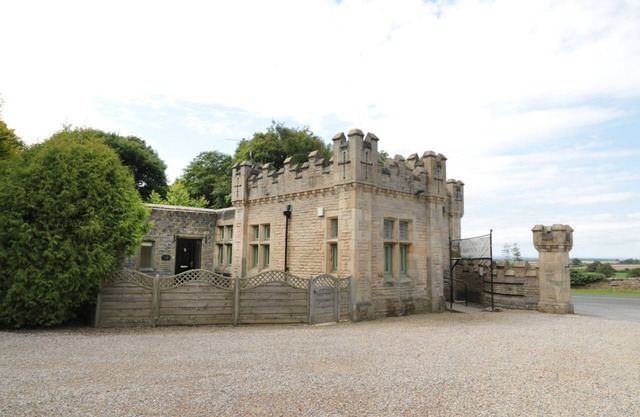 WALWORTH CASTLE LODGE, pet friendly, with hot tub in Darlington