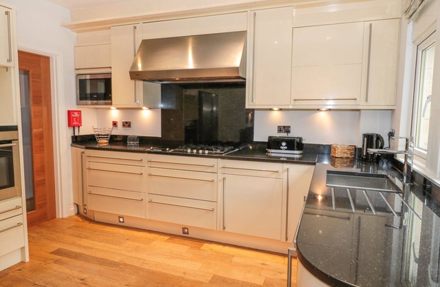 WALWORTH CASTLE LODGE, pet friendly, with hot tub in Darlington