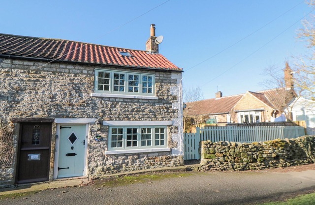 WANSBECK COTTAGE, pet friendly, with open fire in West Ayton