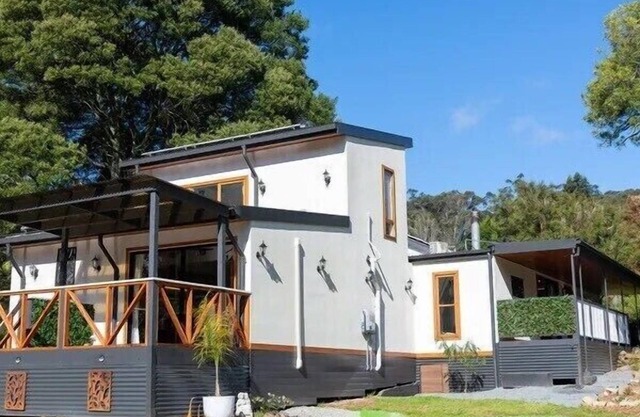 Warburton 4 bedroom house near all of Warburton attractions, right on the yarra